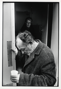 107862 Portret van Ouwe Willem, één van de vaste klanten voor een bakje koffie van het klooster van de zusters ...